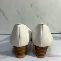 K2509-337 PICHE  バタフライカット スクエア オープントゥ パンプス サイズ22.5cm  キズ 汚れありの画像