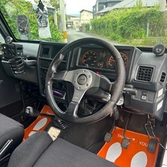 カスタムされたジムニーが新着入庫しました🚗✨ レカロシート・モモステアリング・リフトアップ・ランクル風LEDヘッドライト・新品ブロックタイヤ交換済✨ 車検は来年8月迄ついてます！興味ある方は是非お問合せ下さい☺️✨の画像