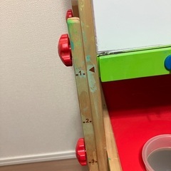 【売ります】Hape オールインワンイーゼル 大きなお絵かきボード ホワイトボードと黒板の画像