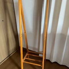 木製の衣類掛けの画像