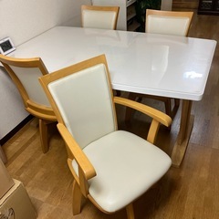 ダイニングテーブル・回転椅子4脚セットの画像