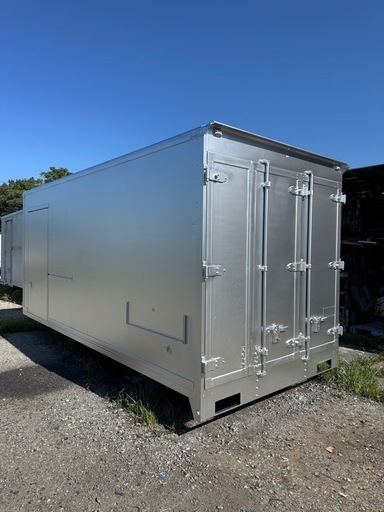 仕上げ済み！断熱材入り！中仕切り扉！スライド式横扉！バイクガレージ！使い勝手抜群！倉庫物置用 3トン保冷ロングワ イドコンテナ