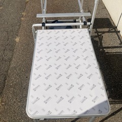 オートキャンプに！アルバインデザイン　キッチンテーブル　折りたたみの画像