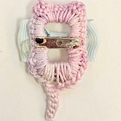 新品未使用 ハンドメイド ピンバッジ ピンク猫モチーフ 水色リボンの画像