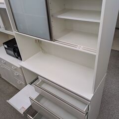 【スライド収納式テーブル付き】 キッチンボード シギヤマ家具工業 ダイニングボード レンジボード 食器棚 スライド扉 幅121cm 作業テーブル付き 一部ソフトクローズ式：ホワイトの画像