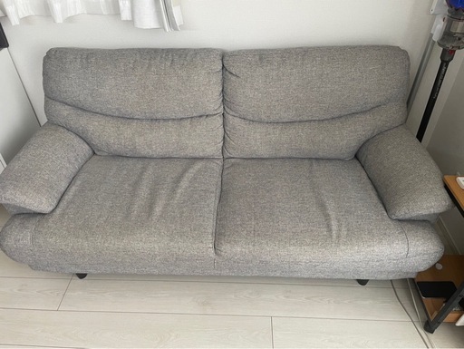 ニトリグレーのファブリック2人掛けソファ