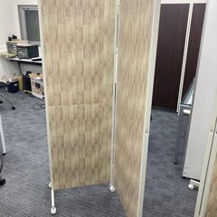 キャスター付き　折り畳み　パーテーション　3個ありの画像