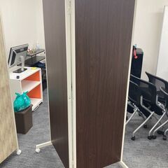 キャスター付き　折り畳み　パーテーション　3個ありの画像