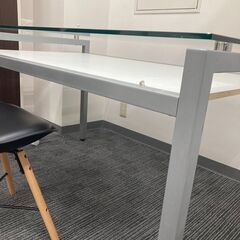 ガラステーブル　デスク　受付　オシャレ　飾り棚付き　丈夫で安定感ありの画像