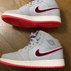 NIKEエアージョーダン1 ミッド　ウルフグレーレーサーピンクブラック　23センチの画像