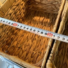 わらのような素材で作った四角い収納箱しっかりしていますの画像