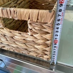 わらのような素材で作った四角い収納箱しっかりしていますの画像