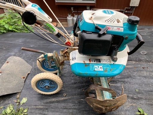 クボタ耕運機TMA350とガソリン携行缶と三又鍬付き