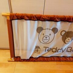 突っ張りタイプのベビーゲートの画像