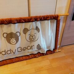 突っ張りタイプのベビーゲートの画像