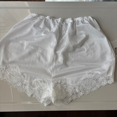 ドレスの下に着るものの画像