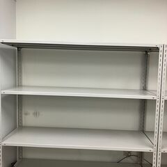 スチールラック（重量棚）と木棚の画像