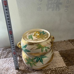 陶器製 蓋付き容器 葉のデザインの画像