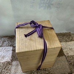 陶器製 蓋付き容器 葉のデザインの画像