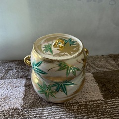 陶器製 蓋付き容器 葉のデザインの画像