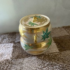陶器製 蓋付き容器 葉のデザインの画像