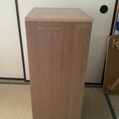 タンスとミニテーブルの画像