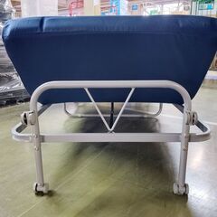 【中古】リクライニング機能付き 折りたたみベッド キャスター付き 簡易ベッド　シングルサイズ　マットレス厚さ10ｃｍ　管理番号YN271DAの画像