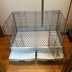 中古の小動物用ケージとキャリーの画像
