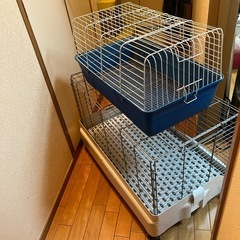 中古の小動物用ケージとキャリーの画像