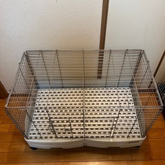 中古の小動物用ケージとキャリーの画像