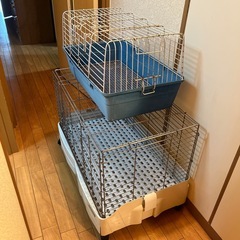 中古の小動物用ケージとキャリーの画像