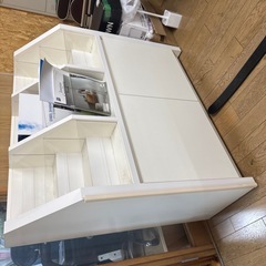 家具、カタログなどの収納棚の画像