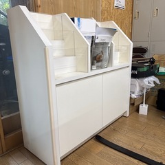 家具、カタログなどの収納棚の画像