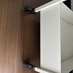 【無料】白いおしゃれな棚（置物架）お譲りします！の画像