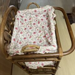 ラタン製 2段ランドリーバスケット ワゴン付きの画像