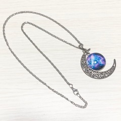 宇宙モチーフのペンダントネックレスの画像