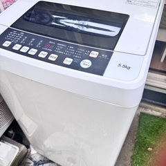 冷蔵庫、洗濯機、テーブルセット、電子レンジ、の画像