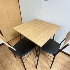冷蔵庫、洗濯機、テーブルセット、電子レンジ、の画像