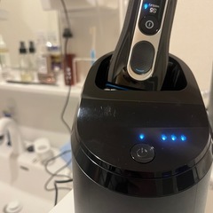 【早い者勝ち】ブラウンシェーバーシリーズ5本体と洗浄機、洗浄液5個セットの画像