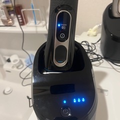 【早い者勝ち】ブラウンシェーバーシリーズ5本体と洗浄機、洗浄液5個セットの画像