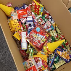 大量のお菓子＆大量の子供用おもちゃの画像