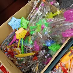 大量のお菓子＆大量の子供用おもちゃの画像