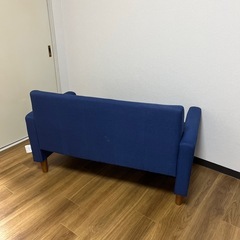 2人がけの青いソファの画像
