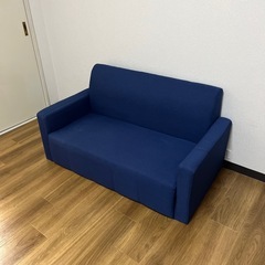 2人がけの青いソファの画像