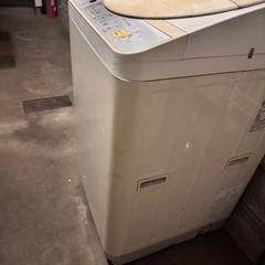 古い冷蔵庫と洗濯機の画像