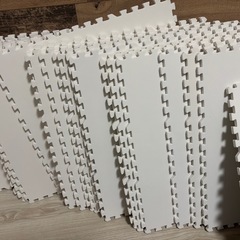譲る方決まりました！ニトリ ジョインマット 木目調　ホワイト 45×45 24枚　厚さ8ミリの画像