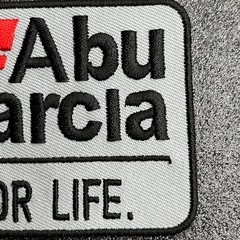 ABU GARCIA FOR LIFE アブ ガルシア ロゴ アイロンワッペン パッチ 薄グレー地 78×62mm - 釣 ルアー リール ロッド フィッシング ワンポイント リメイク カスタム アウトドア キャンプ スウェーデン 【あんしん決済/日本郵便クリックポスト発送】の画像