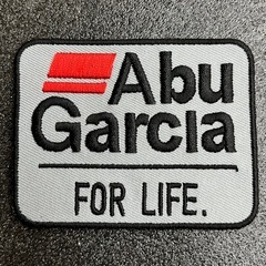 ABU GARCIA FOR LIFE アブ ガルシア ロゴ アイロンワッペン パッチ 薄グレー地 78×62mm - 釣 ルアー リール ロッド フィッシング ワンポイント リメイク カスタム アウトドア キャンプ スウェーデン 【あんしん決済/日本郵便クリックポスト発送】の画像