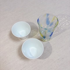 【新品同様／おまけ付】KIHARA GEN おちょこ ホワイト 津軽びいどろ 一口ビールグラス ブルー＆イエロー 3個セットの画像