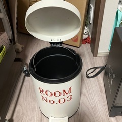 ふたつきゴミ箱の画像